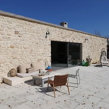 House Legacy Zadar فيلة *